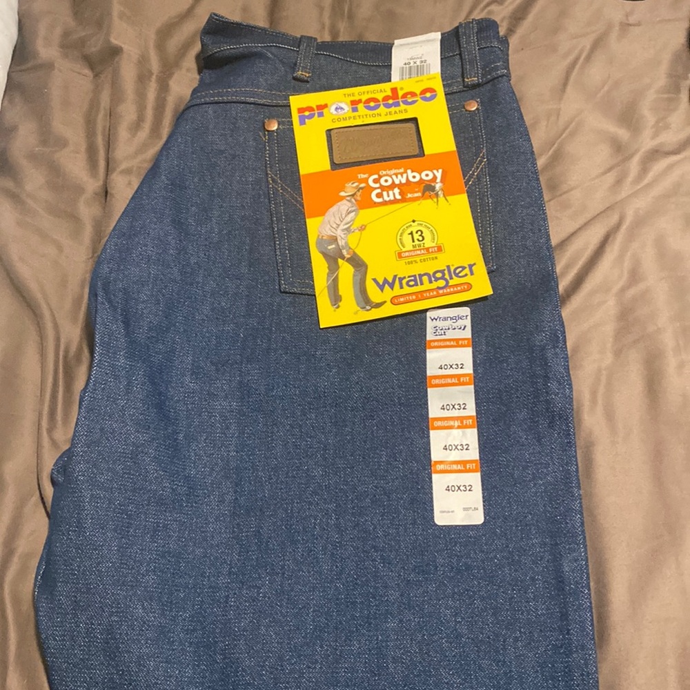 Brand new cowboy cut wrangler jeans. Size 40x32. Never worn!!